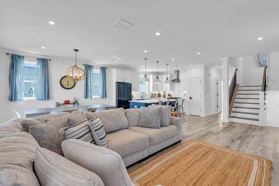 125 Webster Ave - Image 1